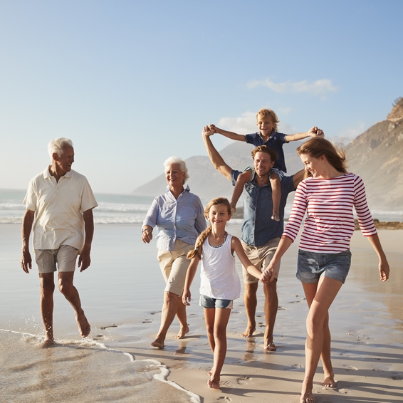 famille en vacance à la mer sur la plage en été
